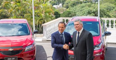 JoÃ£o DÃ³ria, governador do estado de SÃ£o Paulo, e Carlos Zarlenga, presidente da General Motors na AmÃ©rica Latina â Foto: Governo do Estado de SÃ£o Paulo
